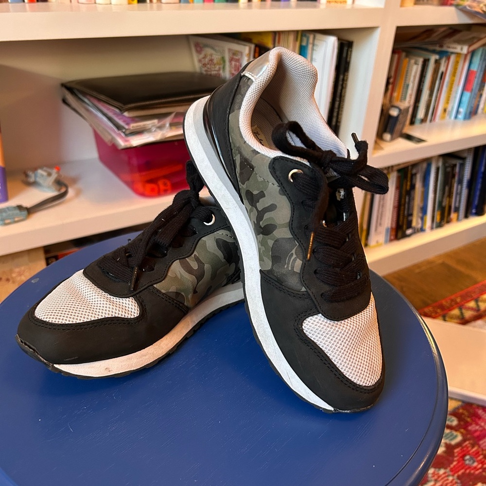 Vintage Havana Alby Black Camo Sneakers Size 7 - Star Detail Fashion Sneakers